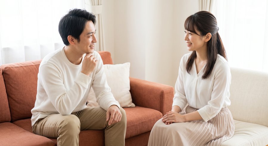 ソファで語り合うカップル